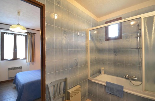 Grillon Bed & Breakfast | Inviting Chambre d'Hôtes Au Vieux Chêne with Kitchen Access