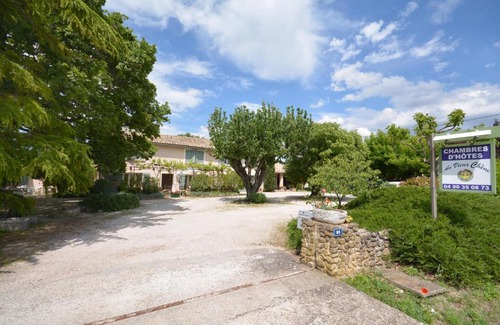 Grillon Bed & Breakfast | Inviting Chambre d'Hôtes Au Vieux Chêne with Kitchen Access