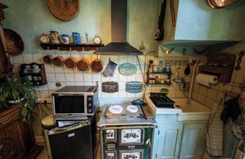 Saint-Gervais-sous-Meymont Bed & Breakfast | Cozy Chambre d'Hôtes Bounty with Kitchen & Breakfast Included