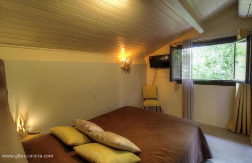 Alando Bed & Breakfast | Relax at Chambre d'hôtes couvent d'Alando with Ocean Views