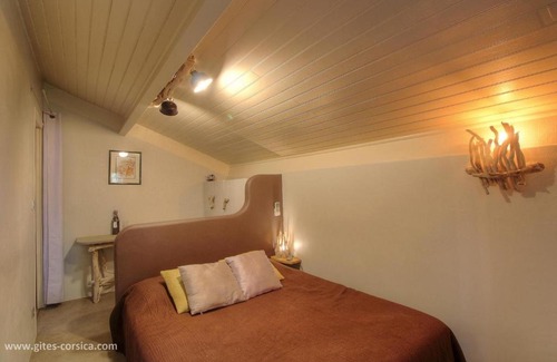 Alando Bed & Breakfast | Relax at Chambre d'hôtes couvent d'Alando with Ocean Views