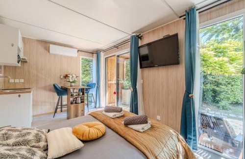 Borreze Bed & Breakfast | Cozy Oceanfront Retreat at Chambre d'hôtes de la dame blanche