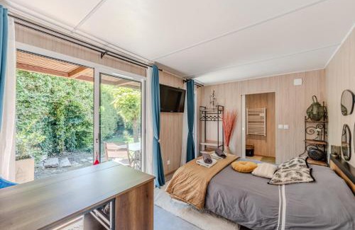 Borreze Bed & Breakfast | Cozy Oceanfront Retreat at Chambre d'hôtes de la dame blanche
