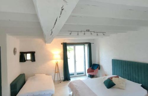 Berthegon House | Relax at Chambre d'hôtes des Gâtines with Oceanfront Pool