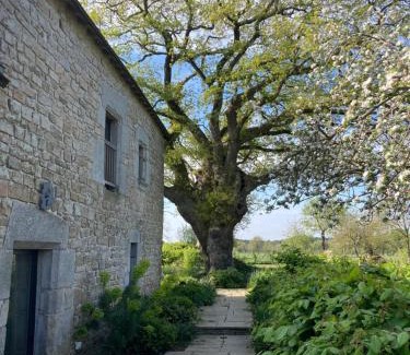 Plescop Bed & Breakfast | Inviting Chambre d’hôtes Douce Heure de Chêne with Pool