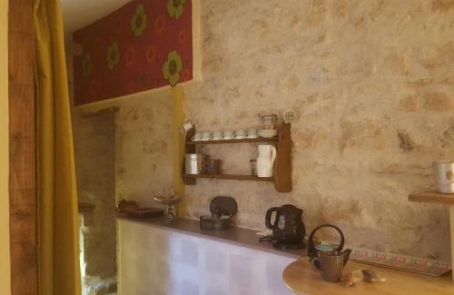 Chire-en-Montreuil Bed & Breakfast | Cozy Chambre d'hôtes with Ocean View & Pool Access