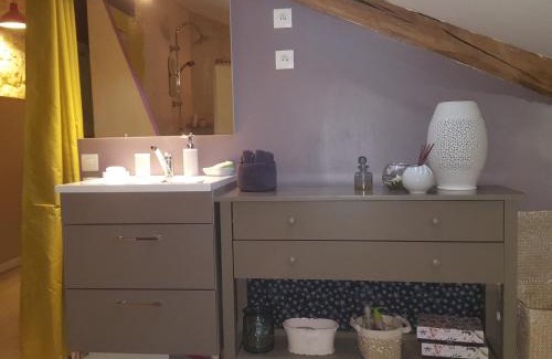 Chire-en-Montreuil Bed & Breakfast | Cozy Chambre d'hôtes with Ocean View & Pool Access