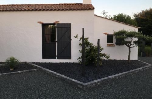 Notre-Dame-de-Riez Bed & Breakfast | Relax at Chambre d'Hôtes Les Trois Châteaux with Pool