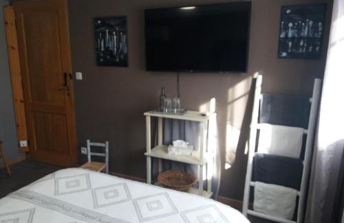 Laval Bed & Breakfast | Chambre d'Hôtes Hola: Top-Rated Stay with Pool & Kitchen