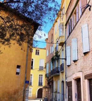 Saint-Jean Bed & Breakfast | Prime Central Guesthouse with Breakfast & Pet-Friendly Options