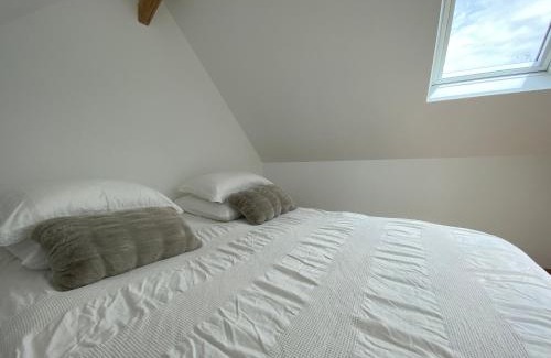 Semblancay Bed & Breakfast | Oceanfront Charm at Chambre d'hôtes indépendante Les Agaphantes