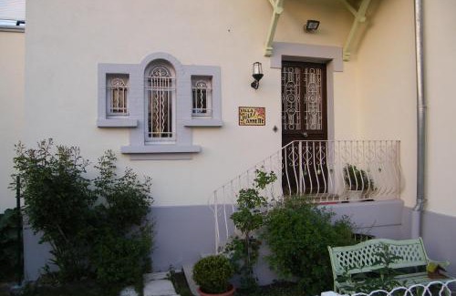 Vittel Bed & Breakfast | Oceanfront Getaway at Chambre d'hôte Jules & Annette