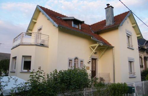 Vittel Bed & Breakfast | Oceanfront Getaway at Chambre d'hôte Jules & Annette