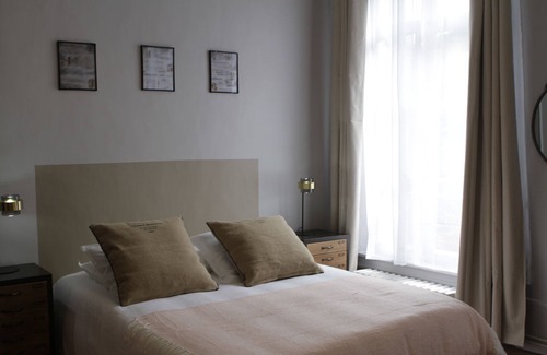 Centre Ville Bed & Breakfast | Discover Jules Verne: Garden-View Retreat with Breakfast