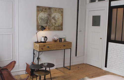 Centre Ville Bed & Breakfast | Discover Jules Verne: Garden-View Retreat with Breakfast