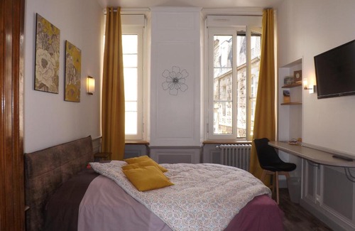Centre ville - Urbanistes Bed & Breakfast | Inviting Chambre d'hôtes LARIBOISIERE with Family Amenities