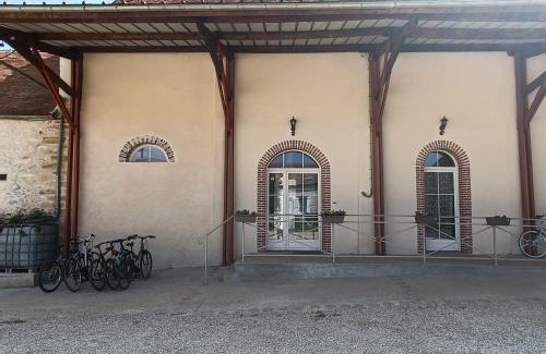Champcenest Bed & Breakfast | Discover Comfort at Chambre d'hôtes Le Domaine des Hirondelles