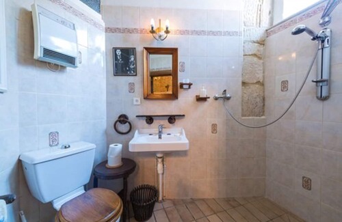 Foucheres Bed & Breakfast | Discover Chambre d’hôtes le Prieuré de Fouchères Oasis