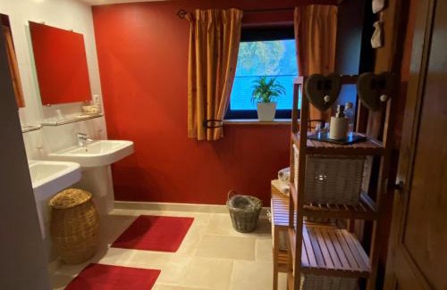 Erezee House | Guest Rated 10/10: Le Refuge de la Vallée with Hot Tub