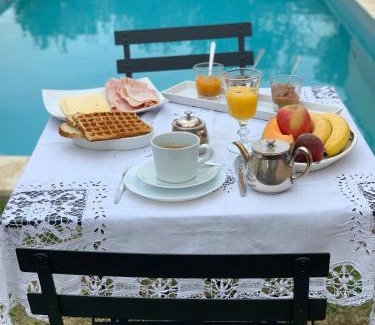 Ayguesvives Bed & Breakfast | Discover Loft Montevideo: Pet-Friendly Retreat with Pool