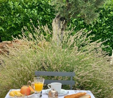 Ayguesvives Bed & Breakfast | Discover Loft Montevideo: Pet-Friendly Retreat with Pool