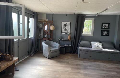 Ayguesvives Bed & Breakfast | Discover Loft Montevideo: Pet-Friendly Retreat with Pool