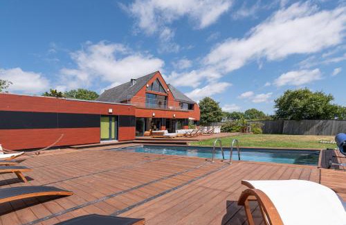 Ploeren Bed & Breakfast | Discover Ty Castel: Family-Friendly Retreat With Pool