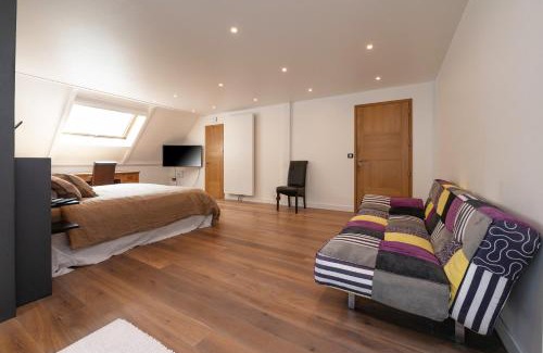 Ploeren Bed & Breakfast | Discover Ty Castel: Family-Friendly Retreat With Pool