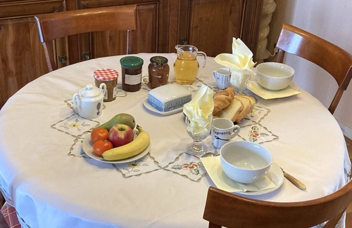 Voisins-le-Bretonneux Bed & Breakfast | Convenient Stay Near Paris 2024 Olympics with Breakfast