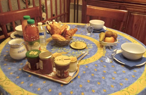Voisins-le-Bretonneux Bed & Breakfast | Convenient Stay Near Paris 2024 Olympics with Breakfast