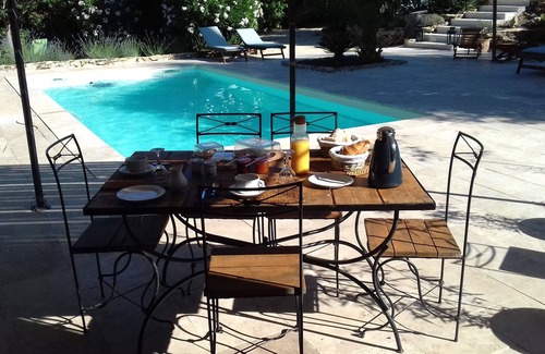 Le Beausset Bed & Breakfast | Inviting Chambre d Hote with Relaxing Pool Amenities