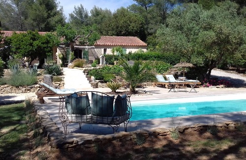 Le Beausset Bed & Breakfast | Inviting Chambre d Hote with Relaxing Pool Amenities