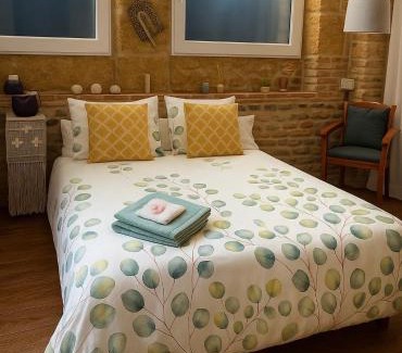 Cazeres-sur-l'Adour House | Cozy Room in a Historic School with Child-Friendly Amenities