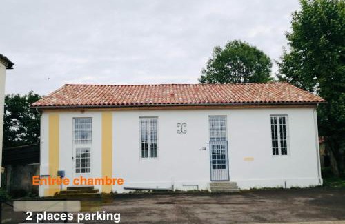 Cazeres-sur-l'Adour House | Cozy Room in a Historic School with Child-Friendly Amenities