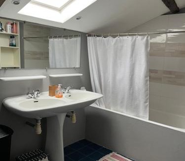 Amendeuix-Oneix House | Chambre dans Maison basque typique