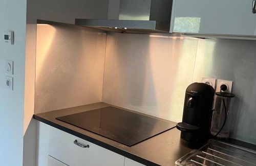 Aubagne House | Cozy Room in New Apartment Downtown with Child-Friendly Amenities