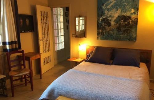 Vallabregues House | Cozy Room in a Villa with Kitchen & Pet-Friendly Amenities