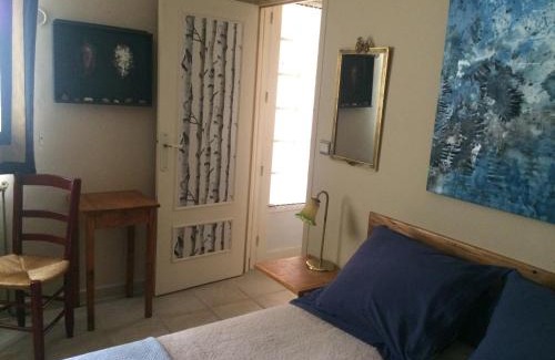 Vallabregues House | Cozy Room in a Villa with Kitchen & Pet-Friendly Amenities