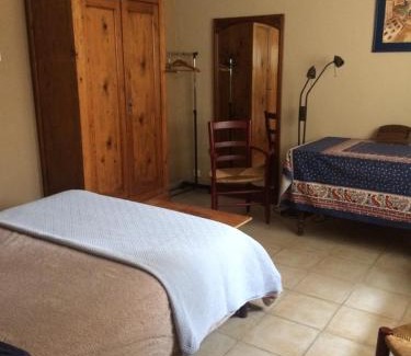 Vallabregues House | Cozy Room in a Villa with Kitchen & Pet-Friendly Amenities