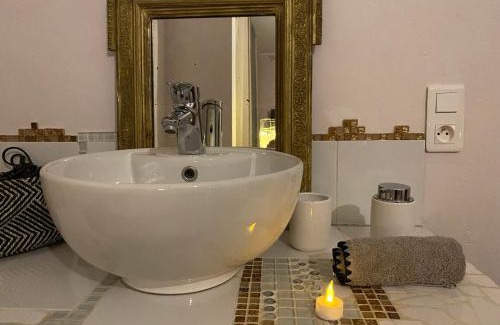 Auvillar Bed & Breakfast | Relax at Chambre de la galerie du port "Douce France"