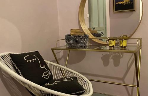 Auvillar Bed & Breakfast | Relax at Chambre de la galerie du port "Douce France"