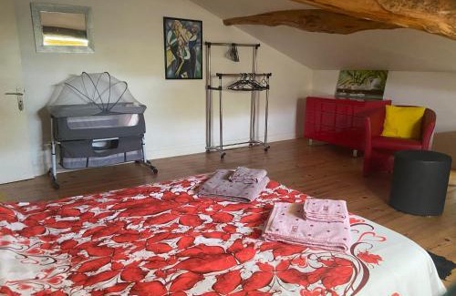 Verlhac-Tescou Bed & Breakfast | Comfortable Oceanview Room for Two with Child-Friendly Amenities