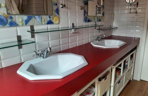 Verlhac-Tescou Bed & Breakfast | Comfortable Oceanview Room for Two with Child-Friendly Amenities