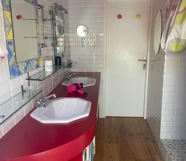 Verlhac-Tescou Bed & Breakfast | Comfortable Oceanview Room for Two with Child-Friendly Amenities
