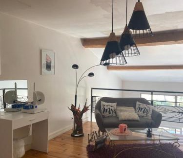 Verlhac-Tescou Bed & Breakfast | Comfortable Oceanview Room for Two with Child-Friendly Amenities