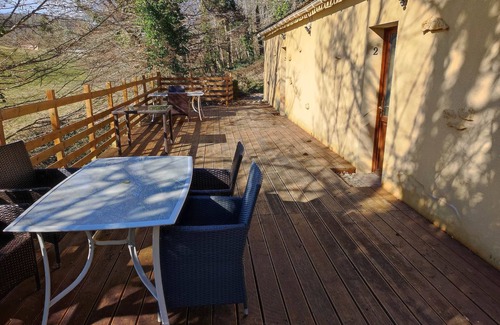 Vitrac Apartment | Pet-Friendly Double Room in Beynac with Pool & Spa