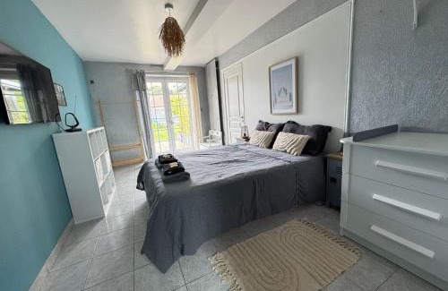 Roeze-sur-Sarthe Bed & Breakfast | Beautiful Double Room with Private Bath & Pool Access