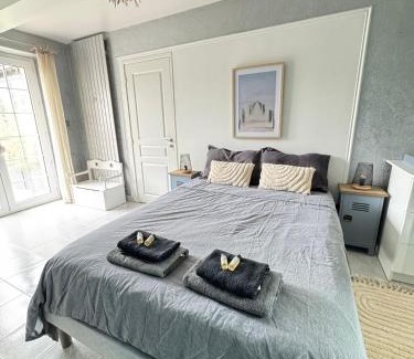 Roeze-sur-Sarthe Bed & Breakfast | Beautiful Double Room with Private Bath & Pool Access