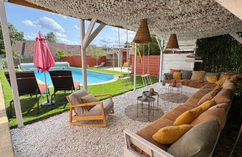 Roeze-sur-Sarthe Bed & Breakfast | Beautiful Double Room with Private Bath & Pool Access