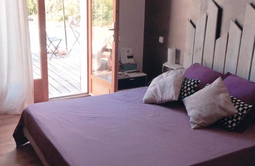 Sainte-Cecile-les-Vignes Bed & Breakfast | Oceanfront Retreat with Pool and Pet-Friendly Options